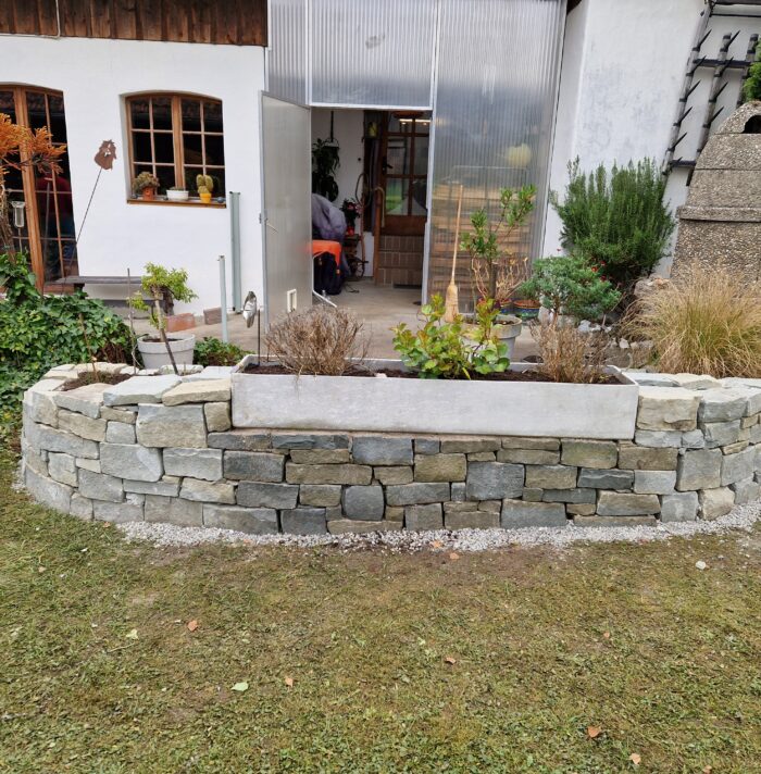 Beeteinfassung mit Schroppenmauer 2. Klasse Mauerstein